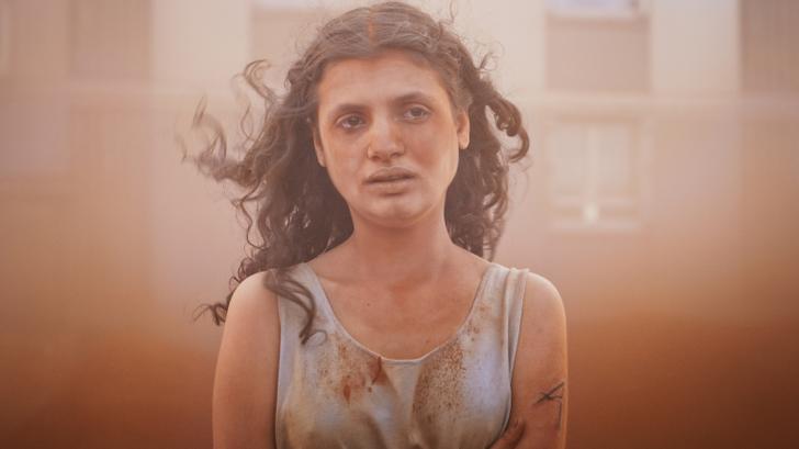 La joven actrice Mélissa Boros dans le mystérieux « vent rouge » du film « Alpha ».