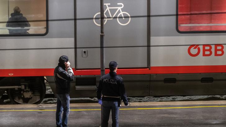En Austria, este milagroso sobrevivió tras aferrarse al exterior de