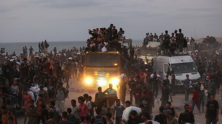 En Gaza, un camión de ayuda humanitaria se vuelca y