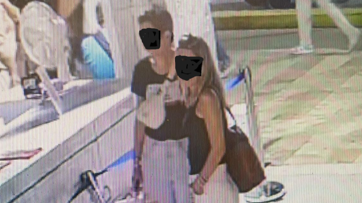 En Italia, estas turistas francesas no debieron intentar un "resto