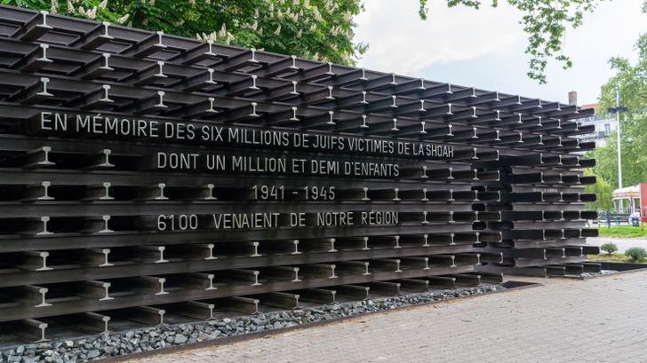 En Lyon, un memorial del Holocausto vandalizado con una etiqueta