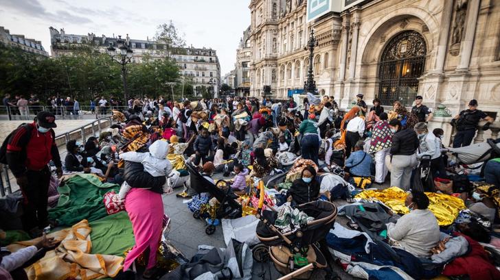 Personas durmiendo en la calle de París.
