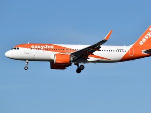 En pleno ataque de delirios, un pasajero de un vuelo