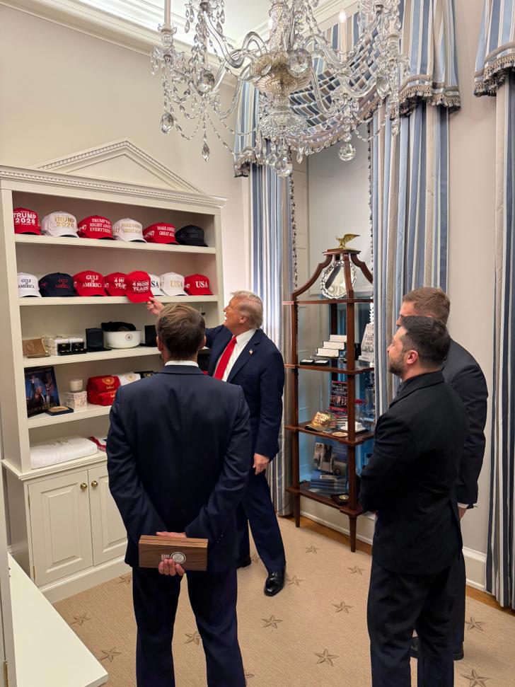 Emmanuel Macron y Volodymyr Zelensky con Donald Trump.