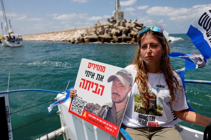 Familias de rehenes israelíes han embarcado en una flota frente