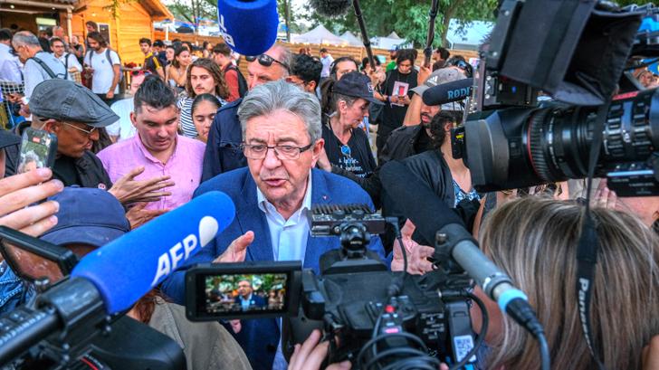 Francia Insumisa expulsa a un periodista y se enfrenta a
