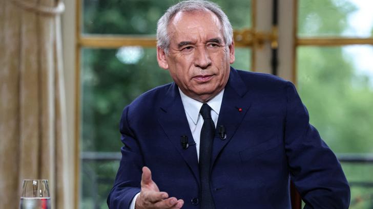 François Bayrou quiere salvarse sin conceder nada a una semana