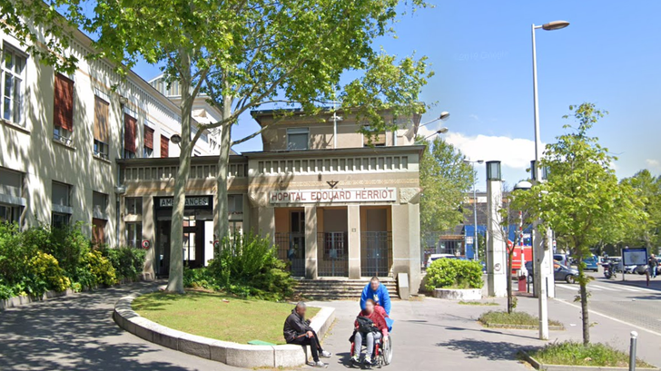 Gilles Dussault, alcalde de Isère, agredido en su municipio y