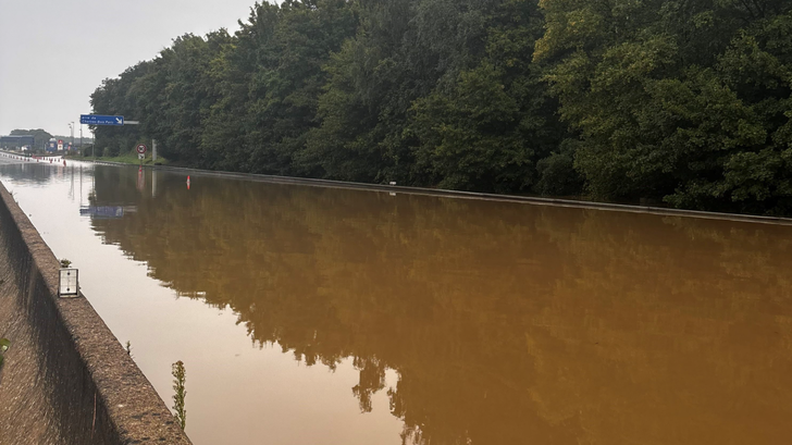 Imágenes de la autopista A11 inundada y cerrada en ambos