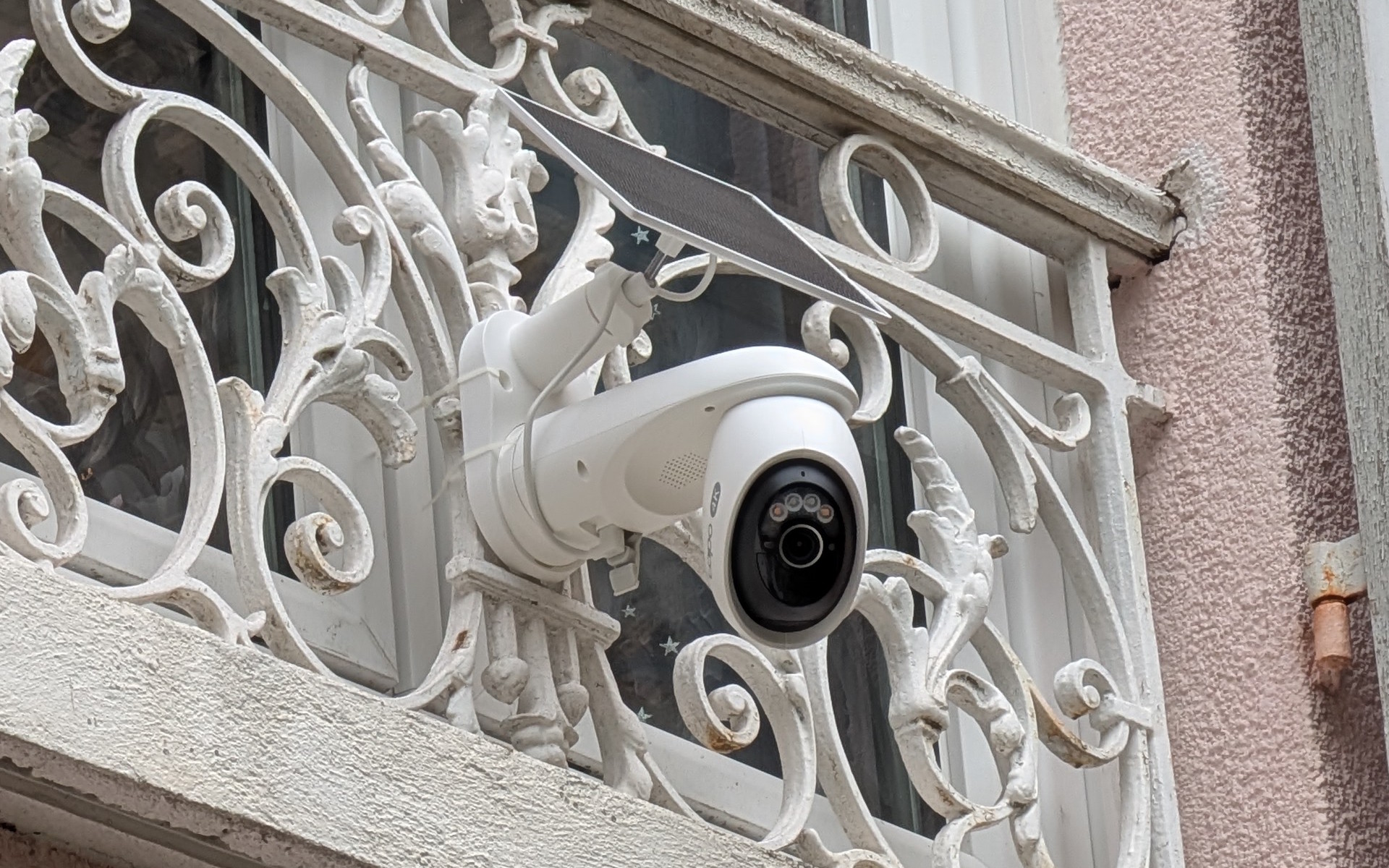 La cámara 4K Wi-Fi con panel solar que vigila tu