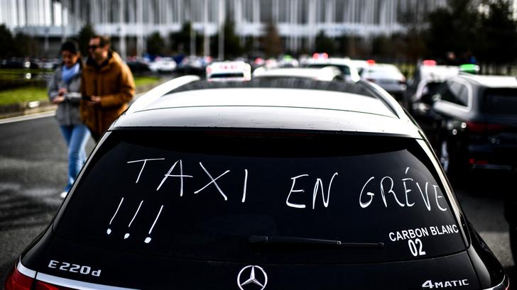 La huelga de taxis prevista para el regreso se aplaza