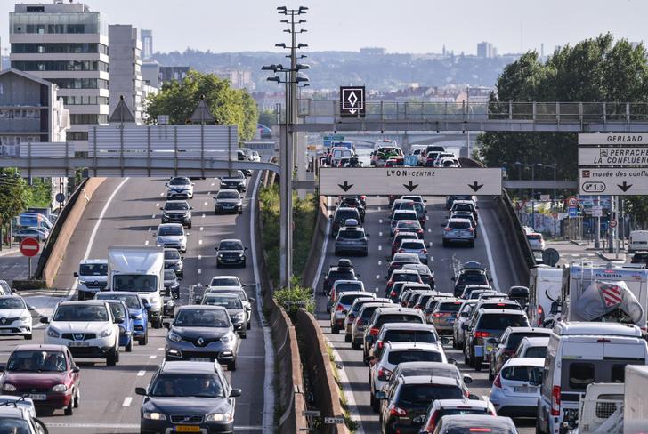 Las previsiones del tráfico vial anuncian un sábado complicado.