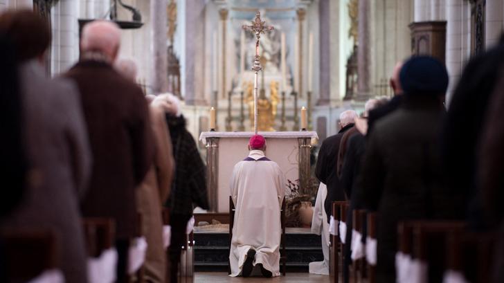 Los obispos de Francia critican la promoción de un sacerdote