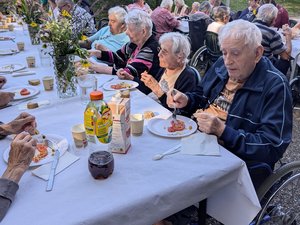 Los residentes de la EHPAD del Jardín Florido reunidos alrededor