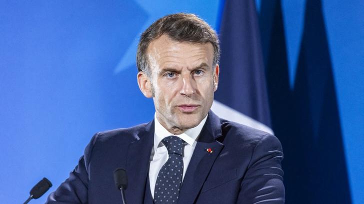 Macron ataca tanto a la prensa como al gobierno con