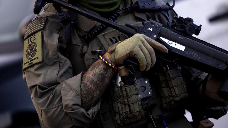 Medios colosales, expulsiones... La policía anti-migrantes de Trump da miedo.
