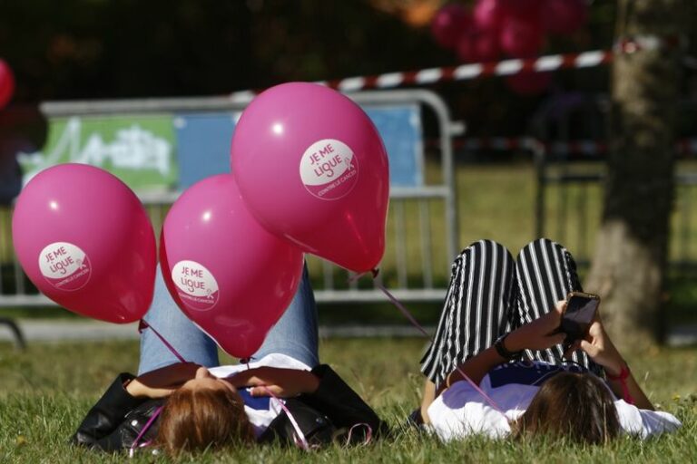 Octubre Rosa: 100 comerciantes de Toulouse posan sin camiseta para