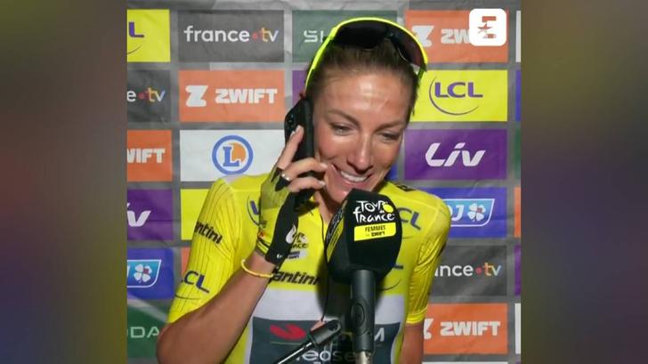 Pauline Ferrand-Prévot felicitada en directo por Macron tras su victoria.
