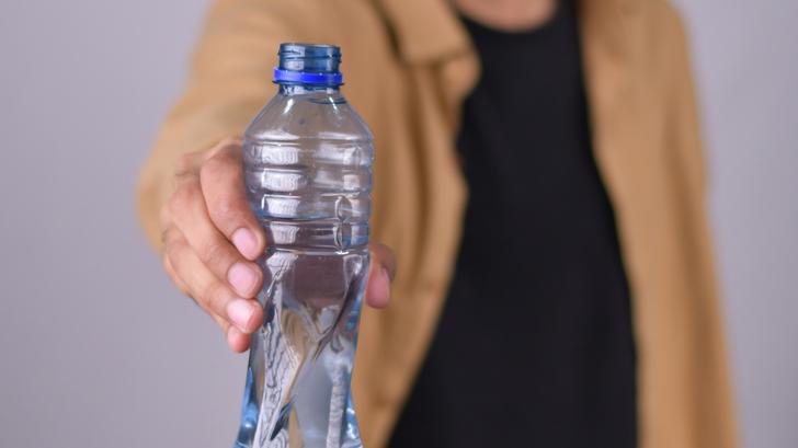 Por qué no debes beber el agua de esa botella