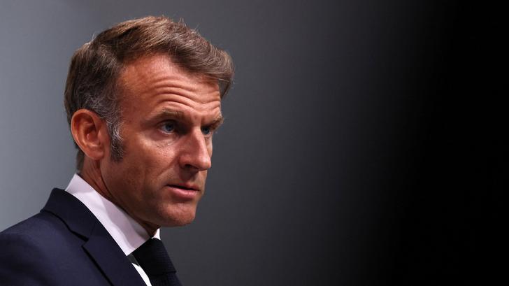 Réécrivez ce titre en espagnol.:Emmanuel Macron balaie de nouveau l’hypothèse
