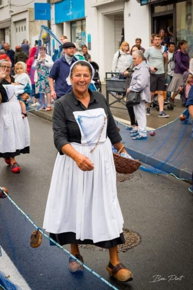 « Sin flequillo, es anacrónico: los guardianes de las tradiciones