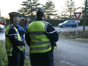 Sospechado de retener a una menor buscada, obliga a un