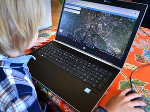 Tiempo de pantalla elevado en los niños: una causa del