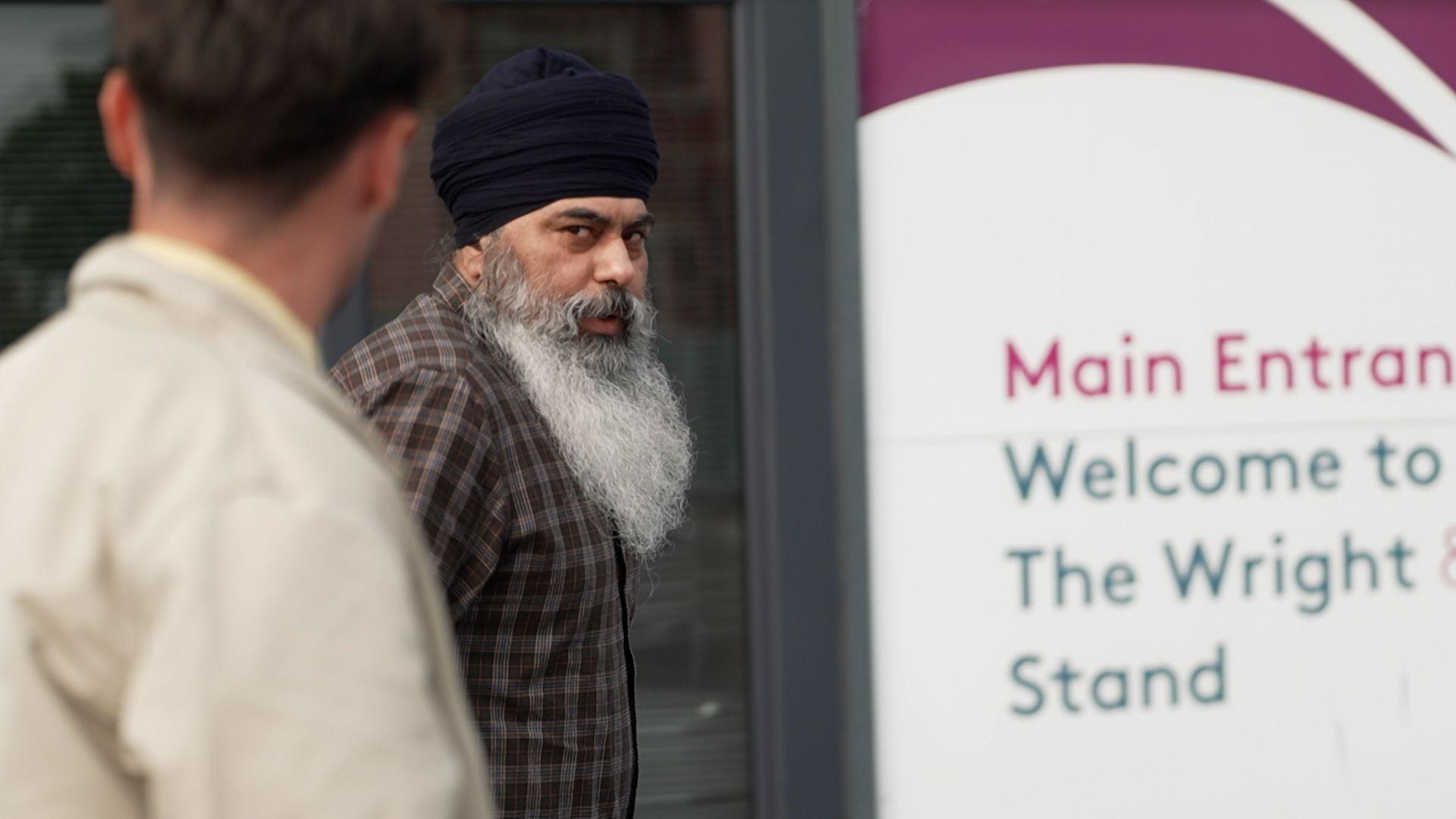 Kuljeet Singh Momi de los Panjab Owners llega afuera del Mazuma Mobile Stadium