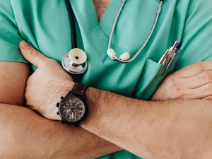 Un médico de 71 años imputado por violaciones a dos