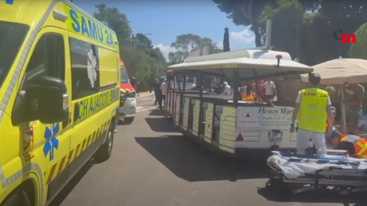 Un pequeño tren turístico se vuelca y deja 18 heridos,