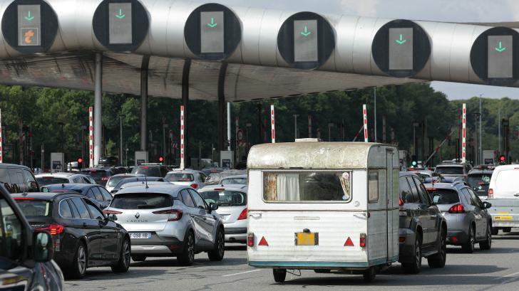 Un prefecto se va de vacaciones en un coche oficial;