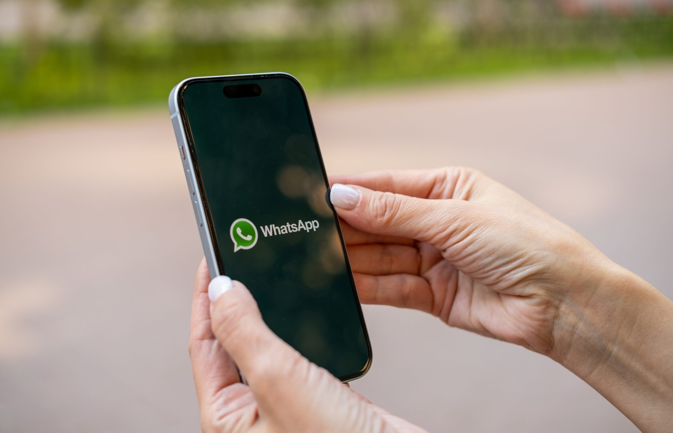 WhatsApp pronto te protegerá contra estafas y suplantaciones de identidad.