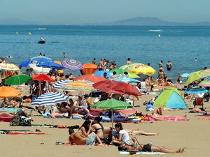 ¿Cómo evitar las quemaduras solares? Ropa, sombrillas, parches... estos accesorios