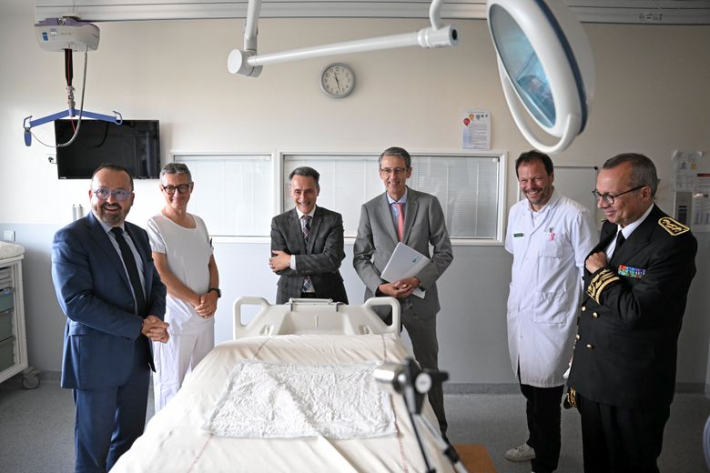 Yannick Neuder visitando el servicio de reanimación en el CHU Toulouse.