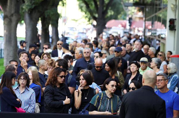 Multitud rindiendo homenaje.