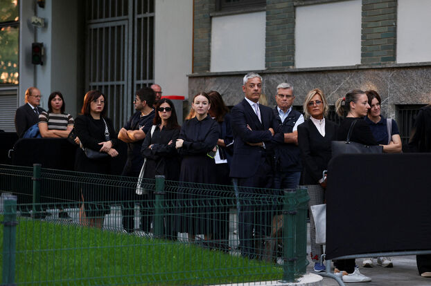 Cercado en el Armani Teatro.