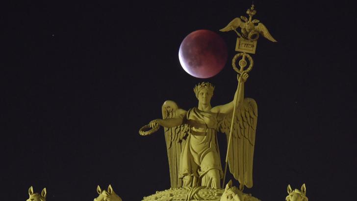 Eclipse lunar en Saint-Pétersbourg, Rusia