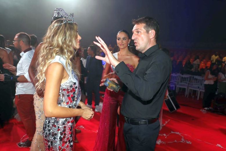 Dès la fin de l’élection, Frédéric Gilbert, président de la société Miss France, donne ses conseils à Léa.