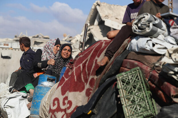 Des Palestiniens déplacés transportent leurs derniers biens.