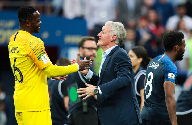 Steve Mandanda y Didier Deschamps el 15 de junio de 2018