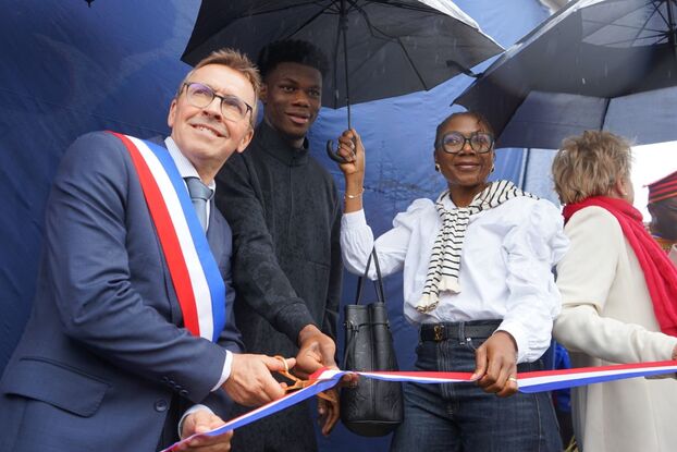 Tchouaméni inaugurando las instalaciones con su madre