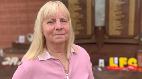 Margaret Aspinall, madre de una de las víctimas, celebrando la nueva ley