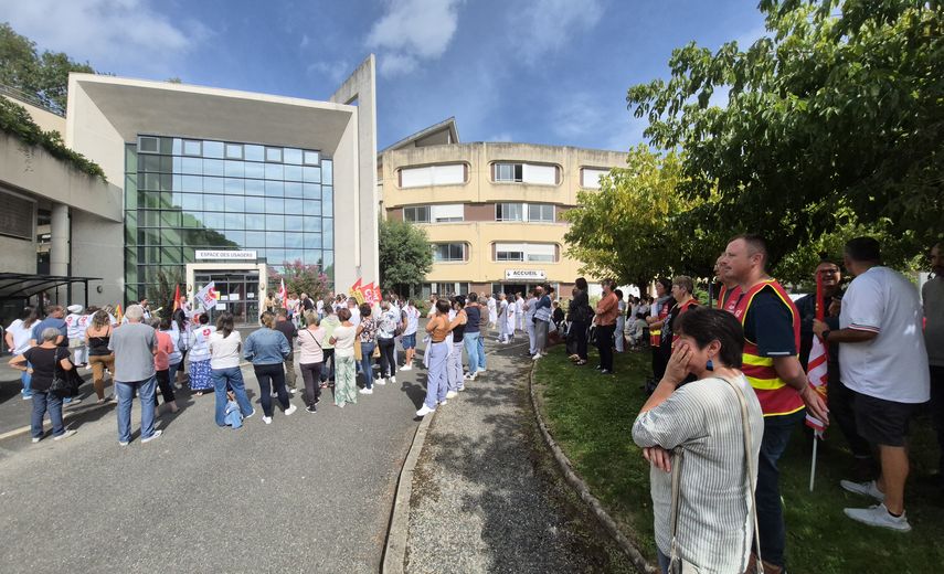Más de 100 empleados participaron en la manifestación apoyada por la CGT.