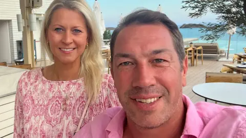 Anna y Tom Voyce en una ubicación de vacaciones