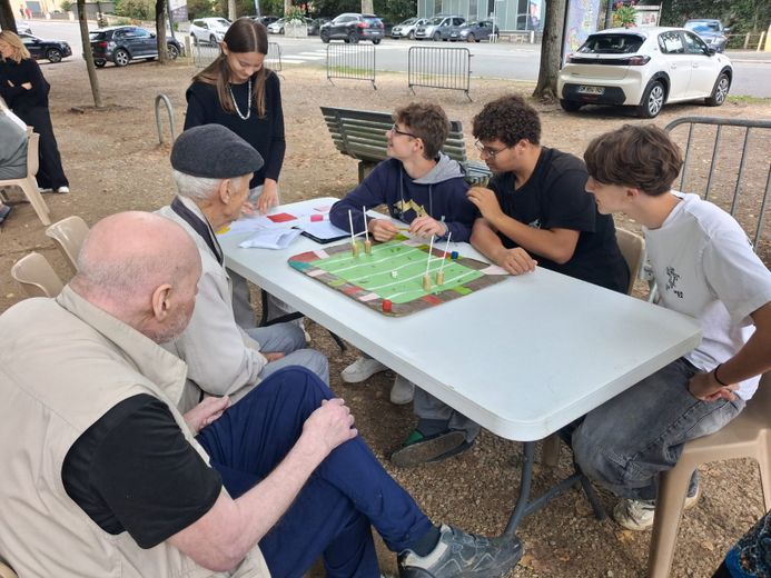 Residentes respondiendo preguntas sobre historia del rugby.