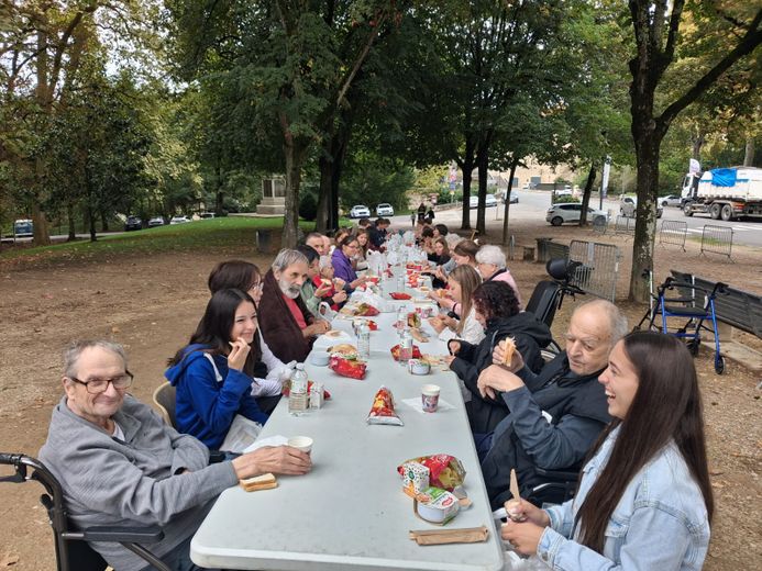 ¡De hecho, son muy simpáticos! Encuentro intergeneracional en Nérac entre
