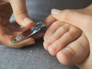 ¿Cómo cortarse bien las uñas de los pies?