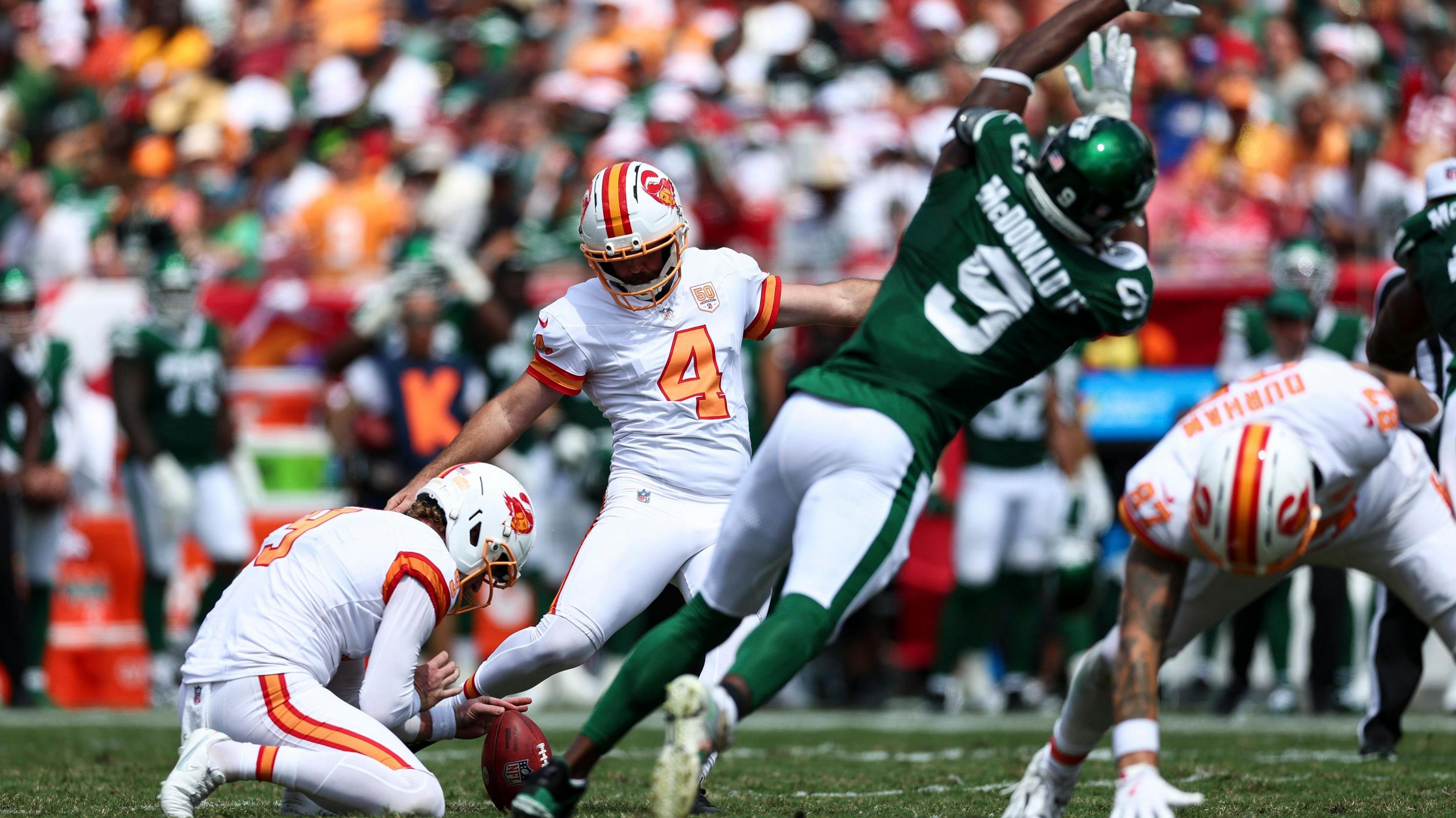 Will McDonald de los New York Jets trata de bloquear un field goal de Tampa Bay