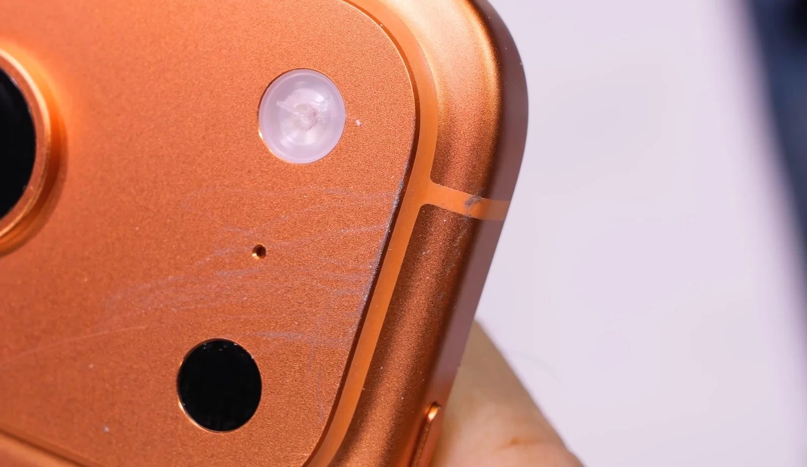 ¿Ya tienes rayones en tu iPhone 17 Pro? Apple saca