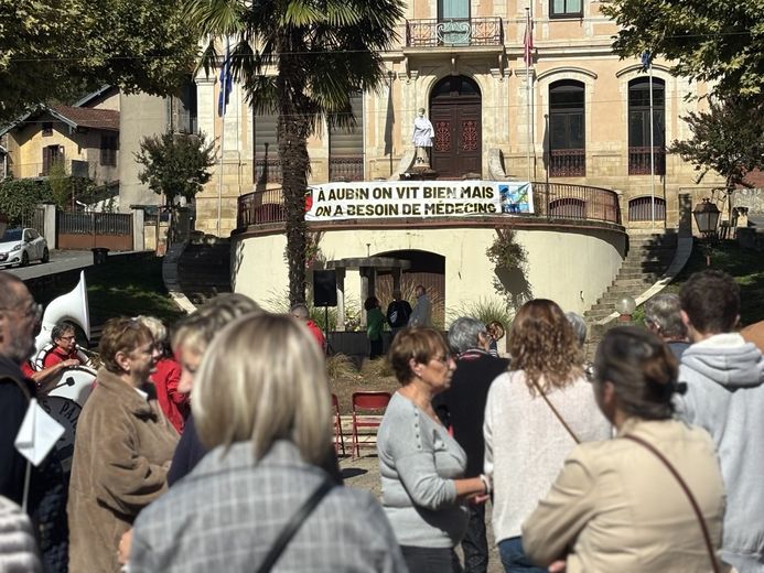 Bandera de protesta en la puerta del ayuntamiento.